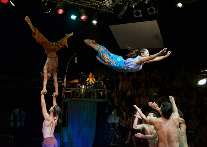 Figure acrobatique réalisée par des artistes du Phare Circus