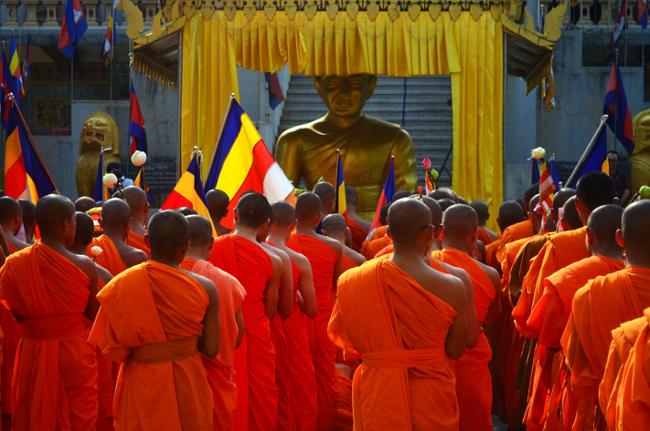 Les moines se rassemblent lors de Meak Bochea