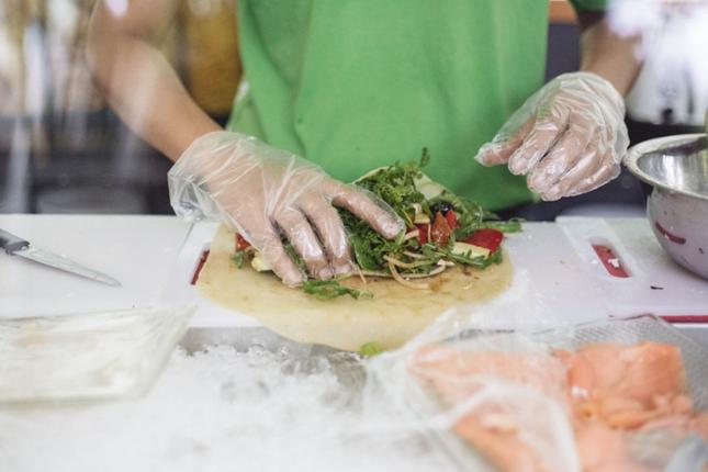 Préparation d'un sandwich végétarien au Vego Salad Bar