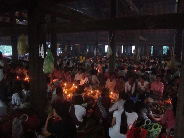 Des centaines d'adeptes prient à la nuit tombée.