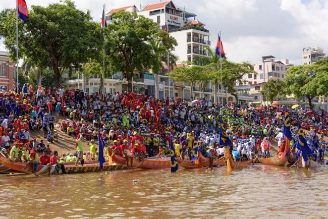 Chaque village envoie une équipe à Phnom Penh pour participer à la course de pirogue durant la fête de l'eau. Chaque village dispose d'une pirogue coloré à leur guise.
