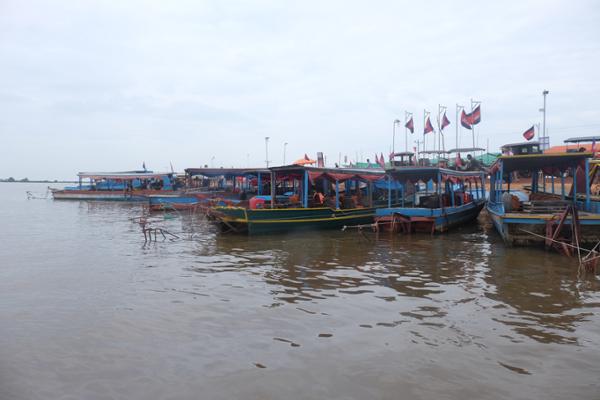 Des dizaines de bateaux vous attendent pour embarquer en direction de Kompong Phluk.