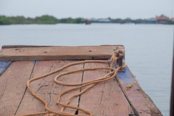 Vue du ponton du bateau, en pleine traversée du Tonlé Sap.