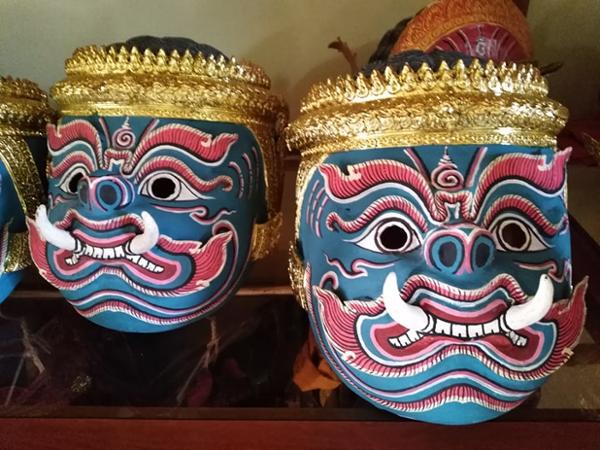 Deux masques des géants du spectacle Lakhom Khol ©PierreMotin