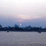 Coucher de soleil sur Phnom Penh depuis le bateau de croisière