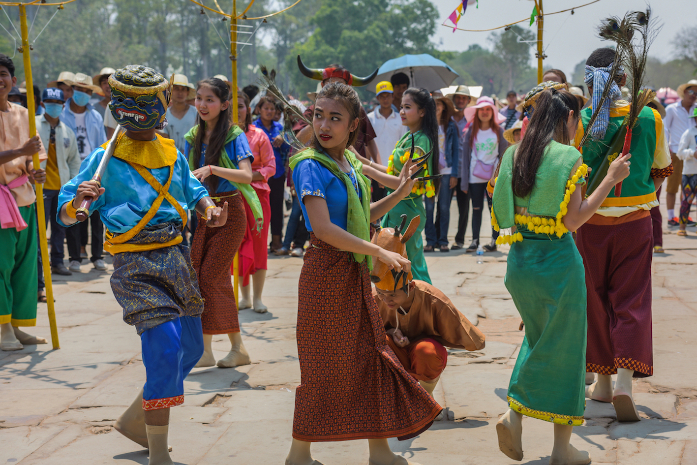Danse traditionnelle lors du nouvel an khmer. Des vêtements très colorés au rendez-vous et certains masques.