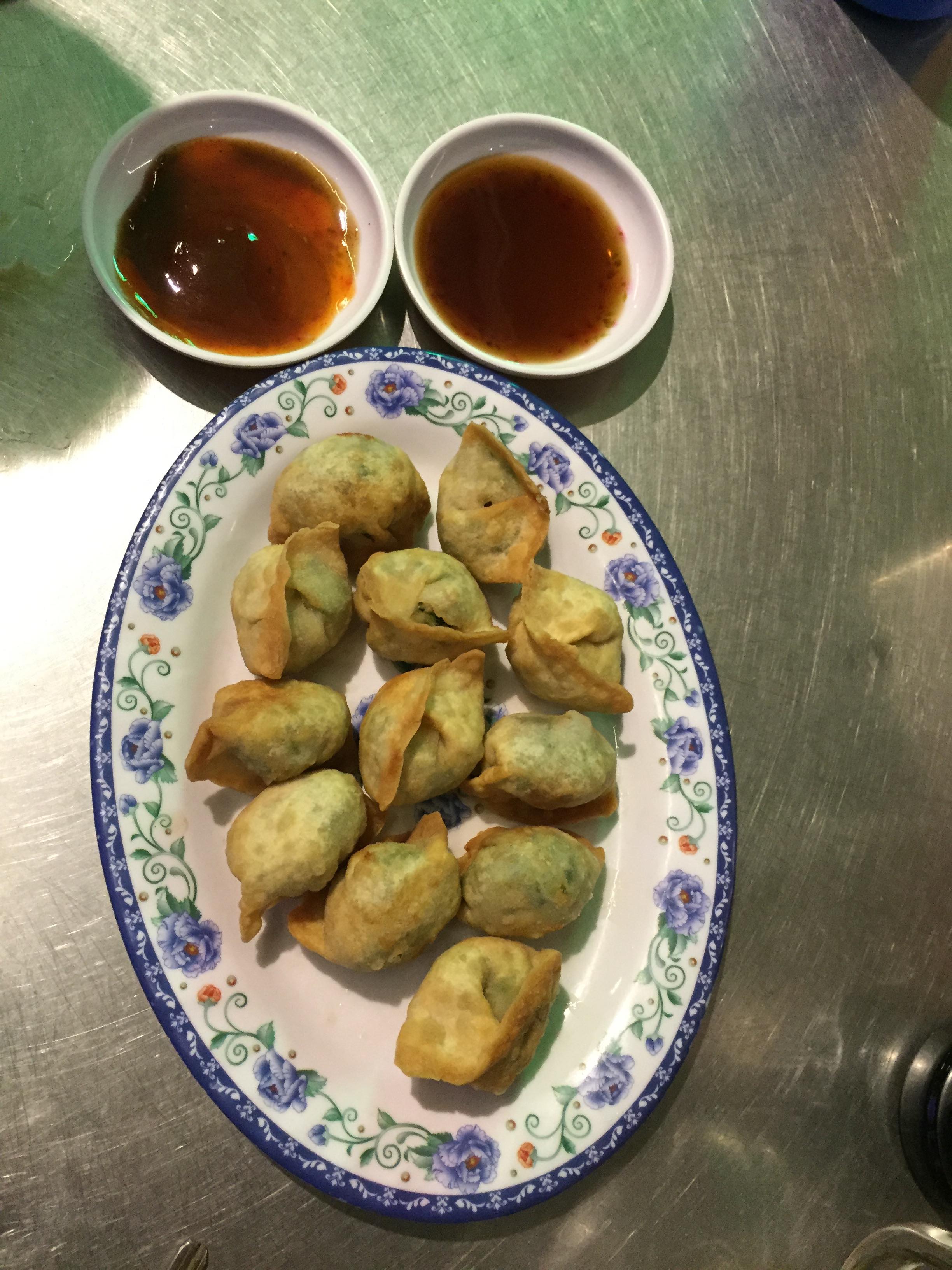 Les dumplings fris, accompagnés d'une sauce soja-chili