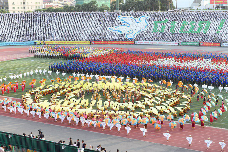 Derrière les danseurs, le drapeau du Cambodge étaient matérialisé par les figurants de rouge, bleu, et blanc vêtus. ©AKP